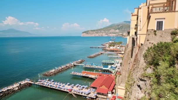 Vista Costa Del Mar Tirreno Sorrento Italia Muelles Con Tumbonas — Vídeos de Stock