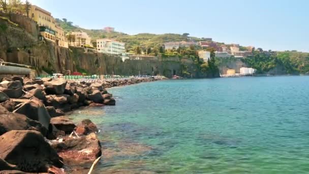 View Tyrrhenian Sea Coast Sorrento Italy Piers Sunbeds Resting Transparent — Video