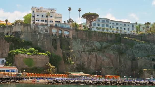 Vista Costa Mar Tirreno Sorrento Itália Edifícios Clássicos Praia Penhasco — Vídeo de Stock