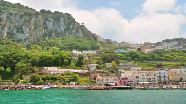View Tyrrhenian Sea Coast Capri Italy Classic Buildings Piers Moored — Stockvideo