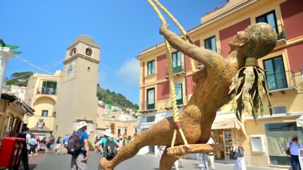 Capri Italy June 2022 Street Scape Town Square Statue Walking — ストック動画