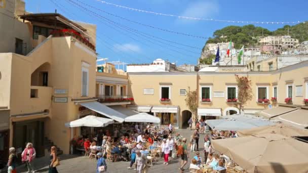 Capri Italy June 2022 Street Scape Town Площа Ходячими Людьми — стокове відео