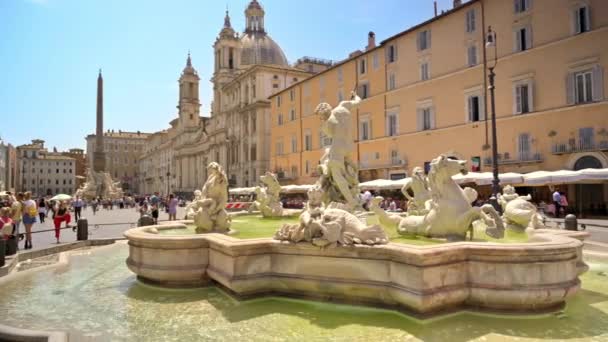 意大利罗马 2022年6月 位于纳沃纳广场 Piazza Navona 的海王星之源 周围有许多游客和经典建筑 — 图库视频影像