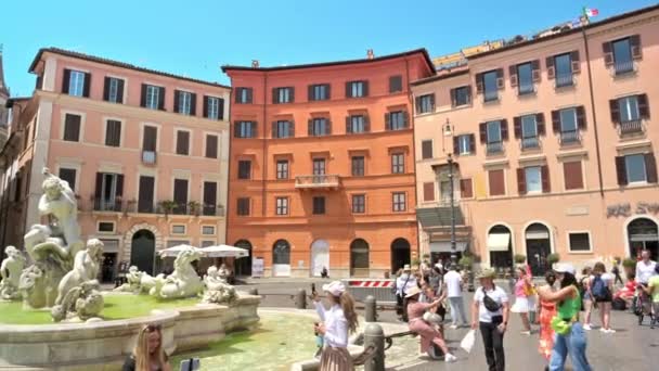 意大利罗马 2022年6月 位于纳沃纳广场 Piazza Navona 的海王星之源 周围有许多游客和经典建筑 — 图库视频影像