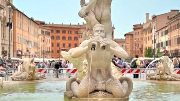 意大利罗马 2022年6月 位于纳沃纳广场 Piazza Navona 的海王星之源 周围有许多游客和经典建筑 — 图库视频影像
