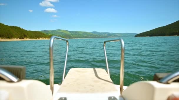 Floating Boat Lake Izvorul Muntelui Located Valley Carpathians Romania Slow — ストック動画