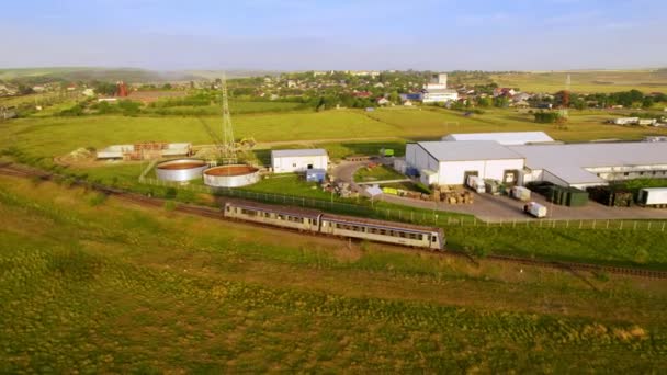 Vista Aérea Del Dron Naturaleza Rumania Atardecer Tren Movimiento Pueblo — Vídeo de stock