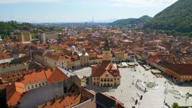 Romanya 'nın Brasov kentindeki hava aracı görüntüsü. Tarihi Müzesi, Siyahi Kilisesi, Binaları, İnsanları olan Eski Şehir Merkezi