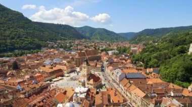 Romanya 'nın Brasov kentindeki hava aracı görüntüsü. Tarih Müzesi, Siyahi Kilisesi, Binaları, İnsanları ve Yeşilliği olan Eski Şehir Merkezi