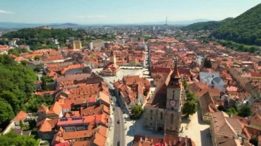 Romanya 'nın Brasov kentindeki hava aracı görüntüsü. Tarihi Müzesi, Siyahi Kilisesi, Binaları, İnsanları olan Eski Şehir Merkezi