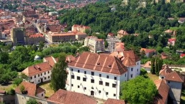 BRASOV, ROMANIA - Haziran 2022: Romanya 'nın Brasov kentindeki Kale' nin insansız hava aracı görüntüsü. Bir tepenin üstündeki ortaçağ kalesi. Uzaktaki Konsey Meydanı