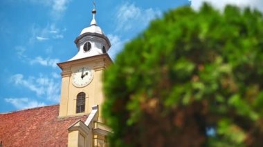Romanya 'nın Brasov kentindeki eski bir kilisenin yakın görüntüsü. Ön planda yeşillik