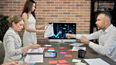 Ofiste iş görüşmesi var. Hararetli bir konuşma patron, işçiler. Kağıtlar, tablolar masada.