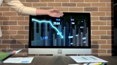 Ofiste iş görüşmesi var. Mutlu bir an, patron kağıtları havaya fırlatıyor, işçiler alkışlıyor. Kağıtlar, tablolar masada.