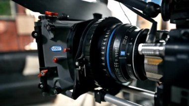 CHISINAU, MOLDOVA - HAZİRAN 2022: Stüdyoda profesyonel bir kameranın yakın görüntüsü