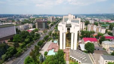 Chisinau şehir merkezindeki hava aracı görüntüsü. Parlamento manzarası, başkanlık, hareket halindeki arabalar ve yemyeşil ağaçlar. Moldova