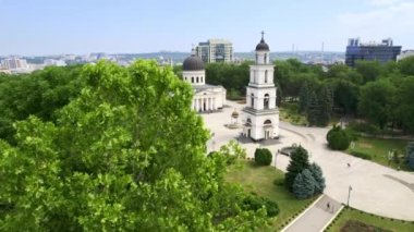 Chisinau şehir merkezindeki hava aracı görüntüsü. Central Park manzarası, Katedral, çan kulesi, bir sürü yeşillik, yürüyen insanlar, binalar. Moldova