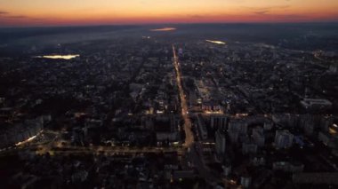 Chisinau 'nun gün batımında hava aracı görüntüsü. Hareket eden arabaları ve aydınlatması olan yollar. Moldova