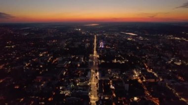 Chisinau 'nun gün batımında hava aracı görüntüsü. Hareket eden arabaları ve aydınlatması olan yollar. Moldova