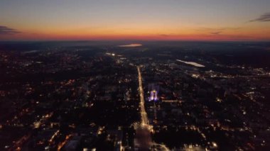 Chisinau 'nun gün batımında hava aracı görüntüsü. Hareket eden arabaları ve aydınlatması olan yollar. Moldova
