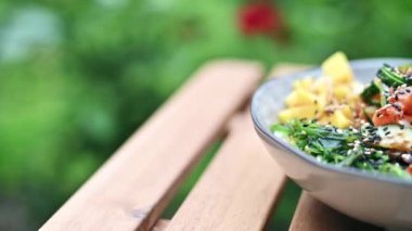 Bir kasede sebze, tohum ve deniz mahsulleri somonu.