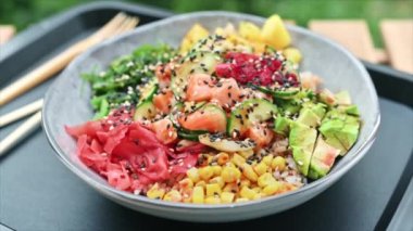 Bir kasede sebze, tohum ve deniz mahsulleri somonu.