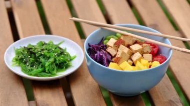 Sebzeli vejetaryen dürtme ve kasede tofu. Yakınlarda yosun