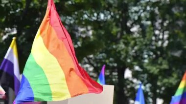 Chisinau, Moldova 'daki eşcinsel onur yürüyüşünde bir sürü insan var. Çoklu gökkuşağı bayrakları ve posterleri. Yavaş çekim
