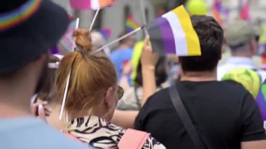 CHISINAU, MOLDOVA - 2022 HAZİRAN: Çoklu gökkuşağı bayrakları ve posterleri. Yavaş çekim