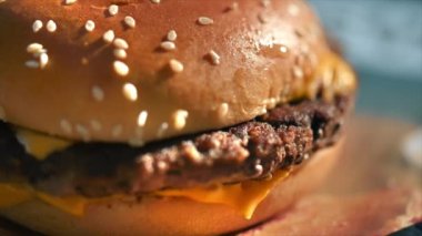 Hamburgerin yakın görüntüsü. Çörek, et ve peynir.