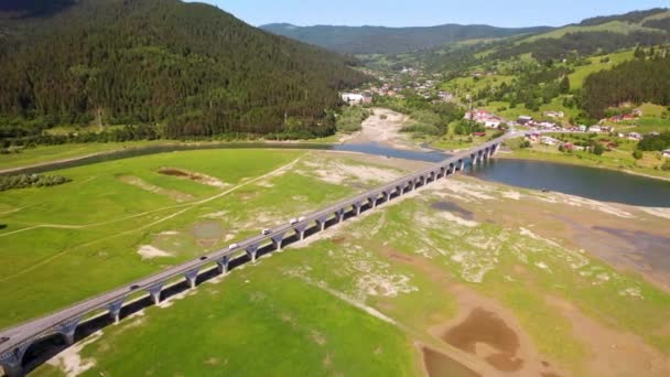 Vista Aérea Naturaleza Los Cárpatos Rumania Atardecer Viaducto Poiana Teiului — Vídeo de stock