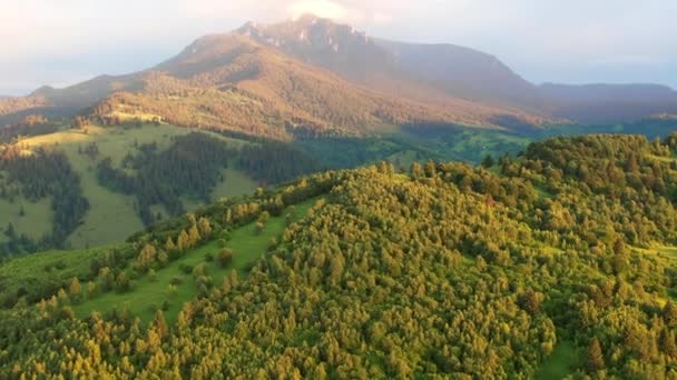 Pemandangan Drone Udara Taman Nasional Ceahlau Carpathians Rumania Saat Matahari — Stok Video