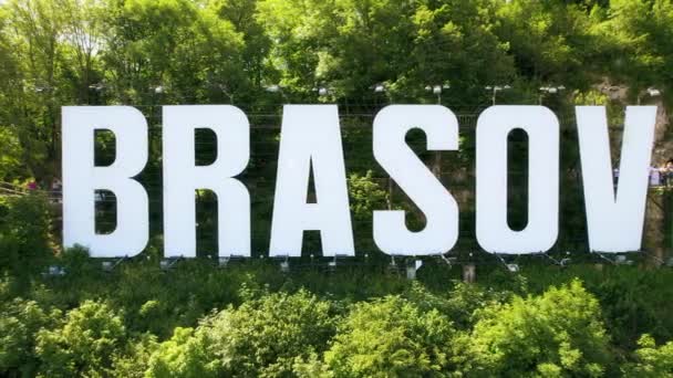 Brasov Sign Top Hill City Green Trees Tourists Romania — Stockvideo