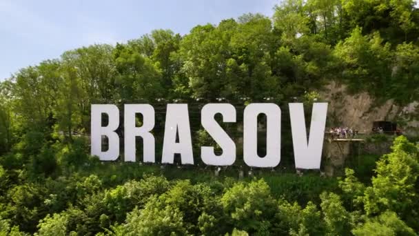 Brasov Sign Top Hill City Green Trees Tourists Romania — Stockvideo