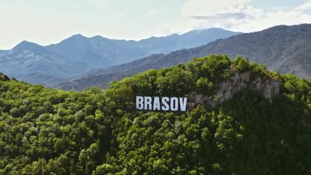 Brasov Sign Top Hill City Green Trees Tourists Romania — Stock Video
