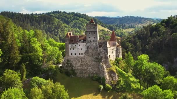 Aerial Drone View Bran Castle Romania Medieval Castle Carpathians Green — Stock videók
