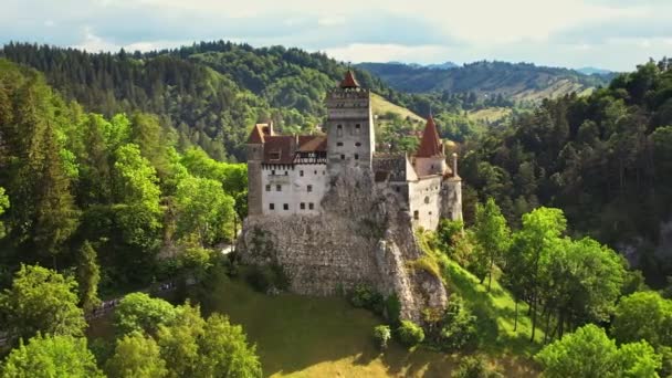 Aerial Drone View Bran Castle Romania Medieval Castle Carpathians Green — ストック動画