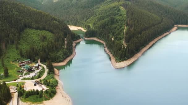 Повітряний Безпілотний Вид Озеро Біказ Румунії Гори Карпат Вкриті Буйним — стокове відео