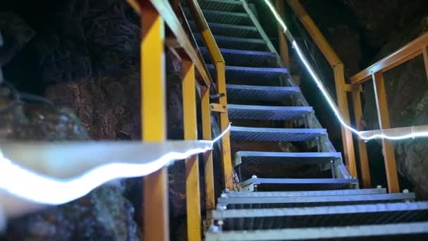 罗马尼亚布切吉山的Ialomitei洞穴景观 有照明的楼梯 — 图库视频影像