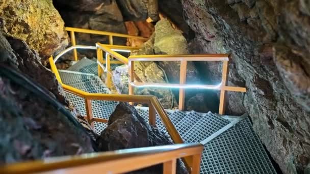 Вид Печеру Іаломітеї Горах Бучегі Румунія Сходи Освітленням — стокове відео