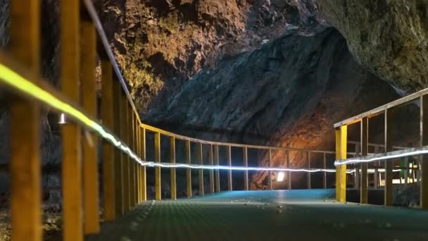 Bucegi Rumunsko Červen 2022 Pohled Jeskyni Ialomitei Bucegi Mosty Osvětlení — Stock video