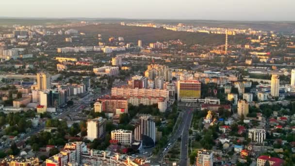 Flygdrönare Syn Chisinau Vid Solnedgången Panorama Utsikt Över Flera Byggnader — Stockvideo