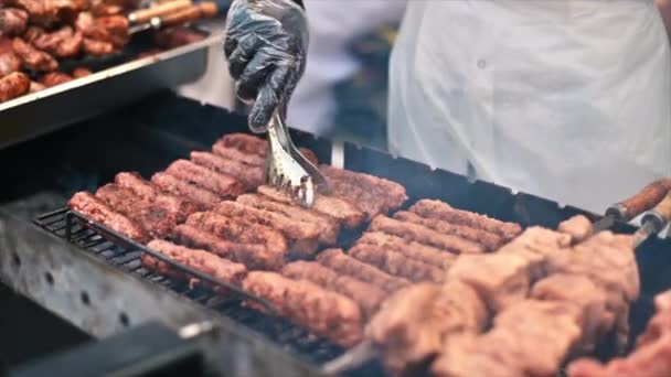 고기를 그릴에 먹습니다 — 비디오