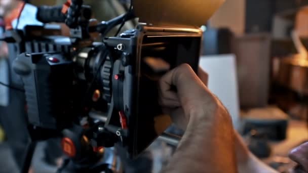 Cinegrafista Trabalhando Com Uma Câmera Profissional Set Estúdio — Vídeo de Stock