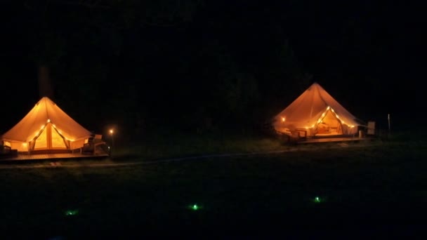 Палатки Горящими Факелами Лампами Деревянными Стульями Глампинге Ночь — стоковое видео