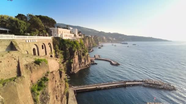 意大利索伦托的提尔亨尼海岸景观 顶上有建筑物的悬崖 — 图库视频影像
