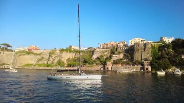 View Tyrrhenian Sea Coast Sorrento Italy Classic Buildings Floating Boats — 图库视频影像