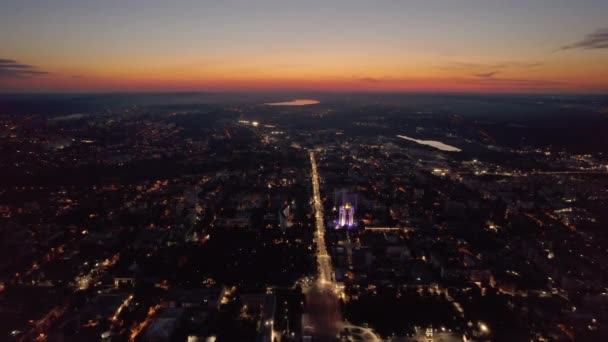 Lotu Ptaka Widać Kiszyniów Zachodzie Słońca Drogi Ruchomymi Samochodami Oświetleniem — Wideo stockowe