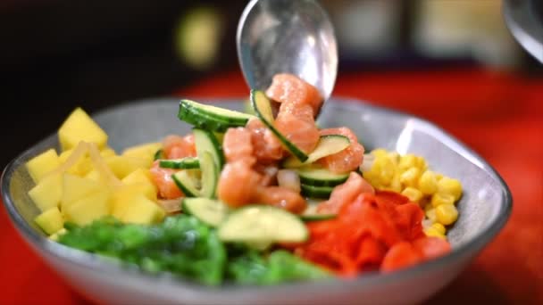 Cozinhar Fazer Picada Adicionando Legumes Algas Peixes Movimento Lento — Vídeo de Stock