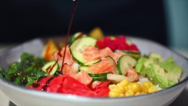 Cozinhe Poke Enchimento Com Molho Legumes Algas Peixes Movimento Lento — Vídeo de Stock